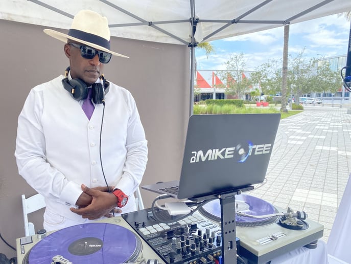 Gallery photo 1 of DJ Mike Tee