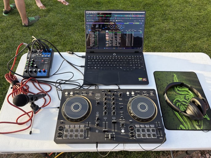 Gallery photo 1 of DJ Mittens