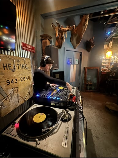 Gallery photo 1 of DJ MoMBoD