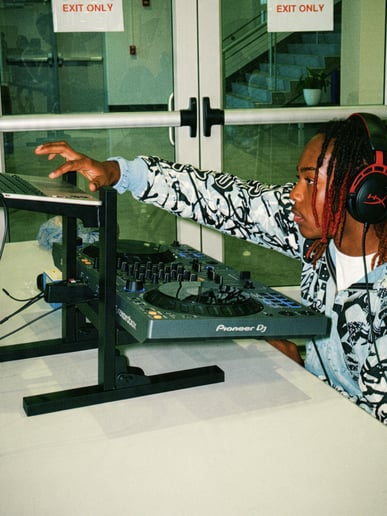 Gallery photo 1 of Dj naz