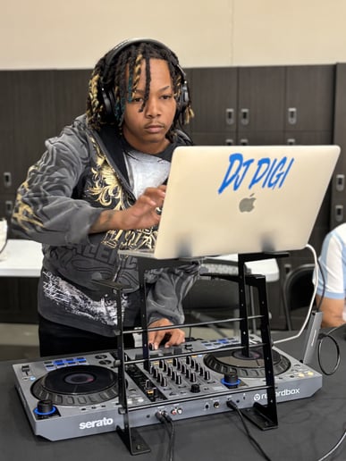 Gallery photo 2 of Dj naz