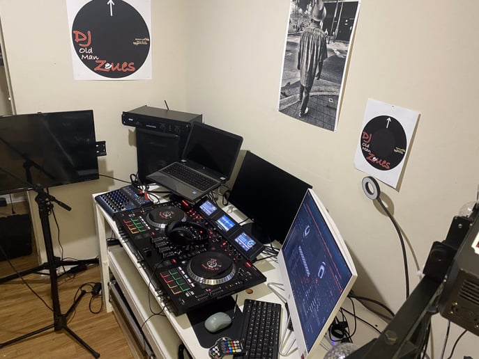 Gallery photo 1 of DJ OldmanZues