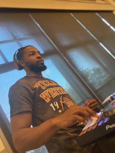 Gallery photo 1 of DJ Petty P