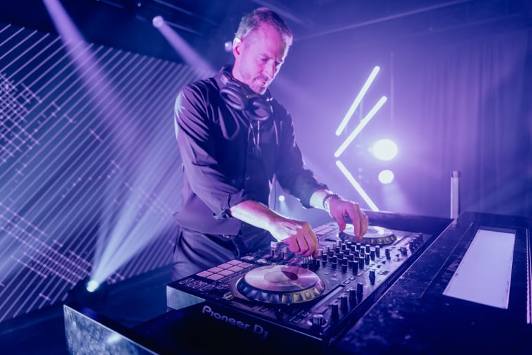 Gallery photo 5 of DJ Plus Experience