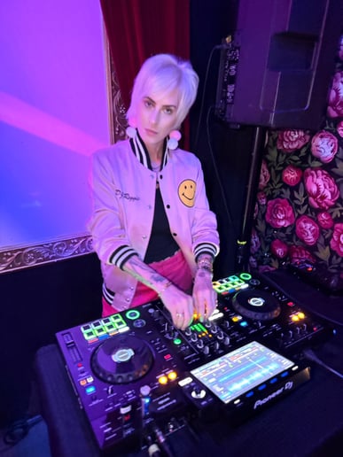 Gallery photo 5 of DJ Reggie Y2K