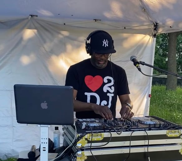 Gallery photo 3 of DJ Royal Singleton