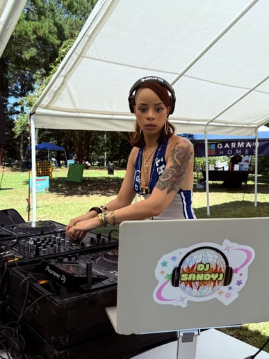 Gallery photo 2 of DJ SandyJ