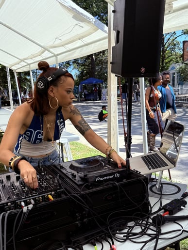 Gallery photo 3 of DJ SandyJ