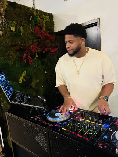 Gallery photo 1 of DJ Sasso