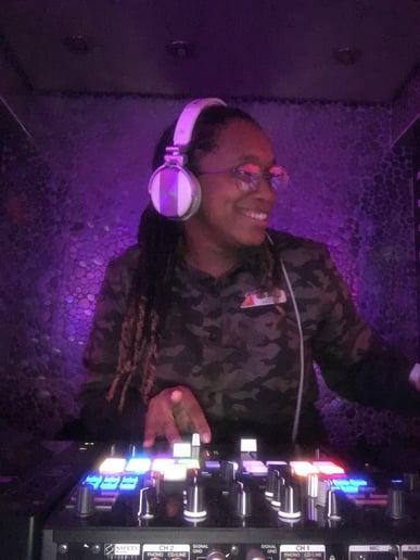 Gallery photo 8 of DJ Saxy