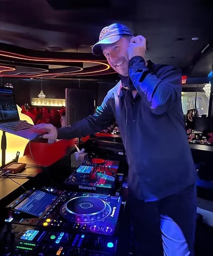 Gallery photo 18 of DJ Snow