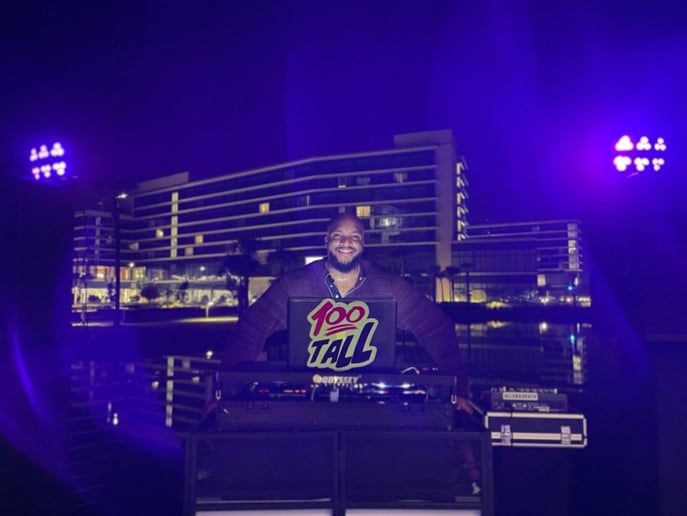 Gallery photo 5 of Dj Too Tall