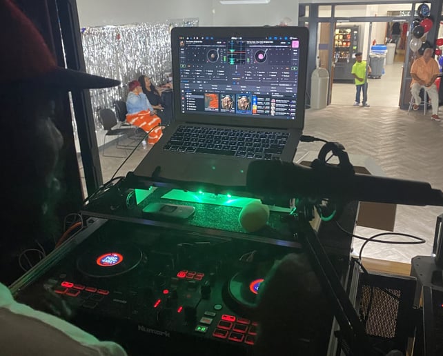 Gallery photo 2 of DJ Tru2it “Keeping Your Party Lit” 🔥