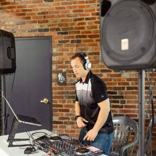 Gallery photo 2 of Dj V