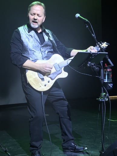 Gallery photo 1 of DJ Warkentin-Singing Guitarist