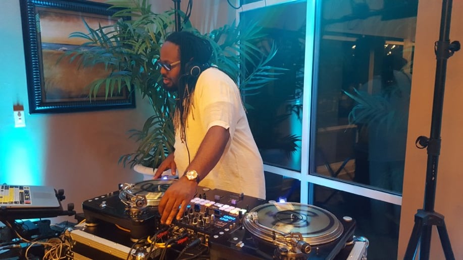 Gallery photo 4 of DJ WeekN
