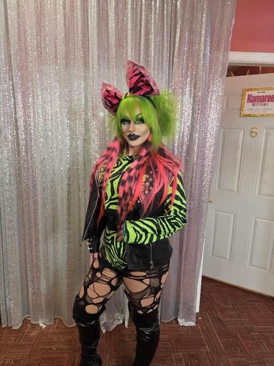 Gallery photo 4 of Poison Ellie
