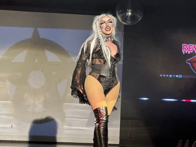 Gallery photo 5 of Poison Ellie