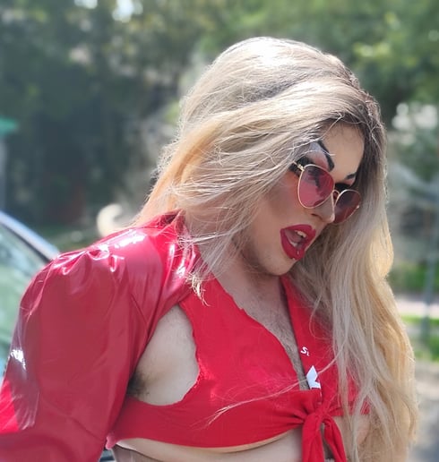 Gallery photo 2 of Poison Ellie