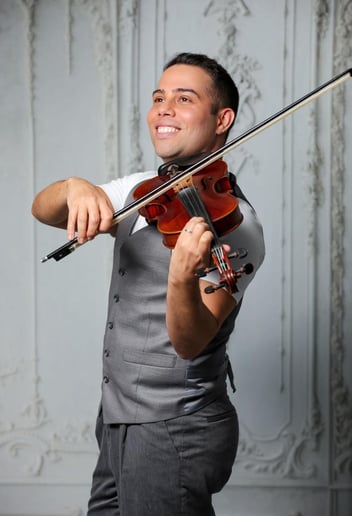 Gallery photo 1 of Dynamic and Elegant Strolling Violinist