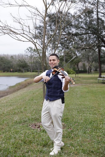 Gallery photo 2 of Dynamic and Elegant Strolling Violinist