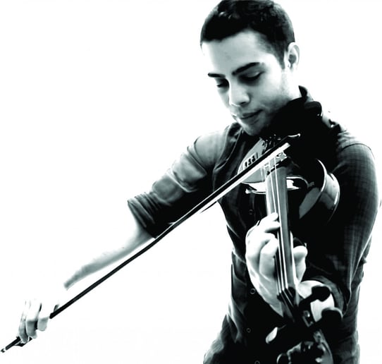 Gallery photo 3 of Dynamic and Elegant Strolling Violinist