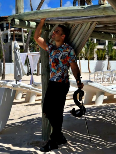 Gallery photo 5 of Dynamic and Elegant Strolling Violinist