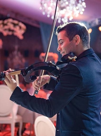 Gallery photo 7 of Dynamic and Elegant Strolling Violinist