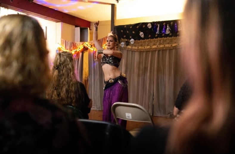 Gallery photo 7 of Dynamic belly dancer