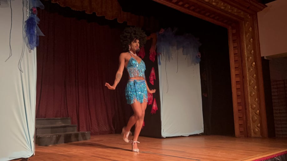 Gallery photo 1 of Dyonne