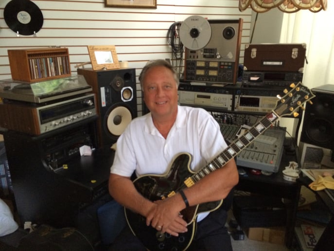Gallery photo 1 of Easy Listening Guitarist and Singer