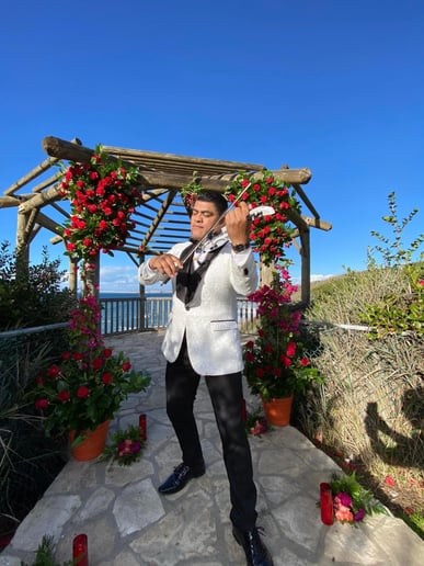 Gallery photo 10 of El Violinista De Los Angeles