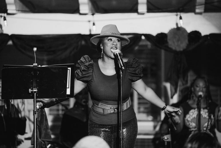 Gallery photo 2 of Elaine Ray Sings