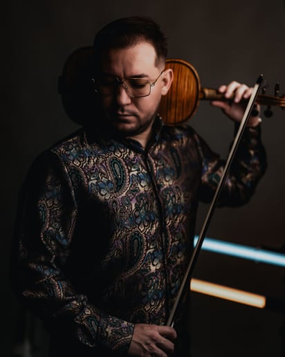 Gallery photo 2 of Electric Violinist