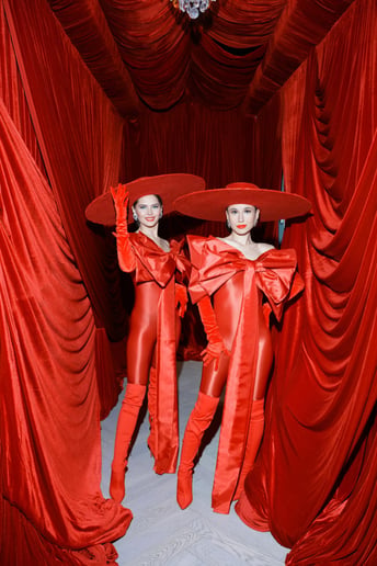 Gallery photo 2 of Elegant Atmosphere Fashion Circus Acts