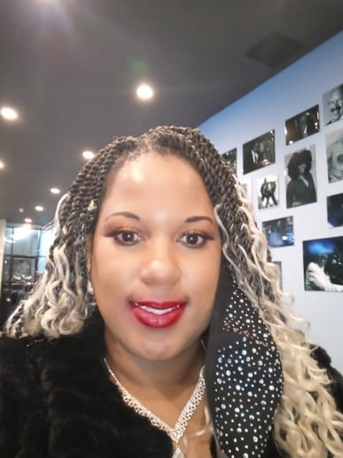 Gallery photo 4 of Michelline the Singer