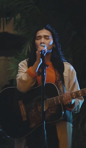 Gallery photo 3 of Elilo- Singer