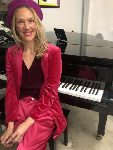 Gallery photo 2 of Eliza Piano Singer