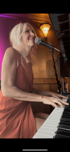 Gallery photo 3 of Eliza Piano Singer