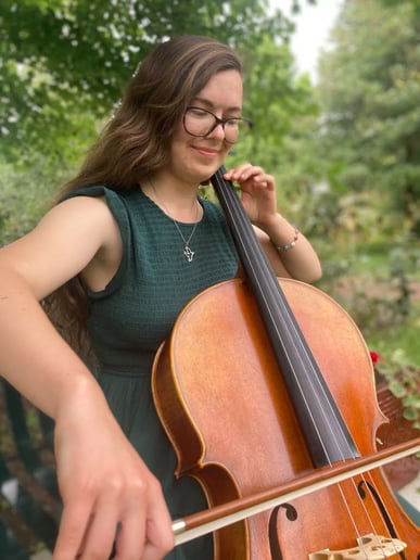 Gallery photo 2 of Elizabeth Mathiesen, Cellist