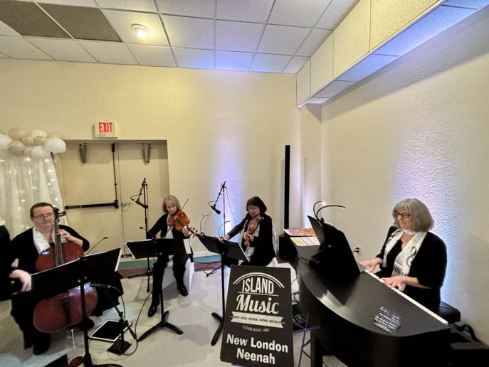 Gallery photo 2 of Ellen Martinson, Pianist
