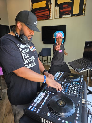 Gallery photo 1 of Elly The DJ
