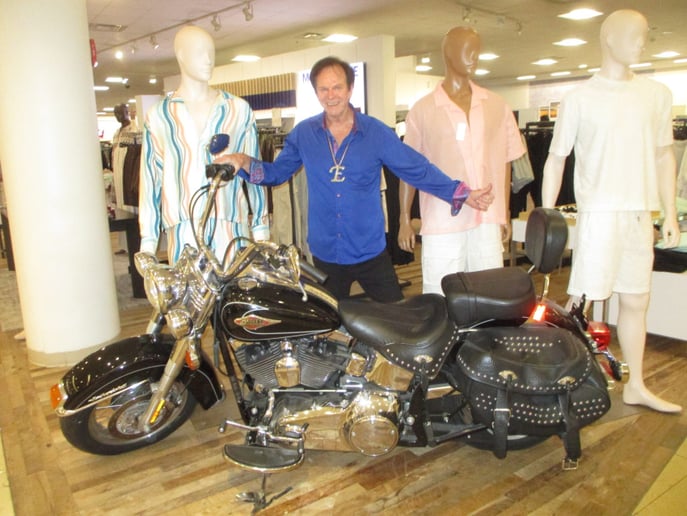 Gallery photo 10 of Elvis Eric