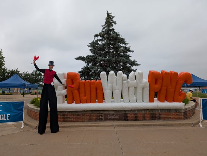 Gallery photo 2 of EM Stilts & Balloons