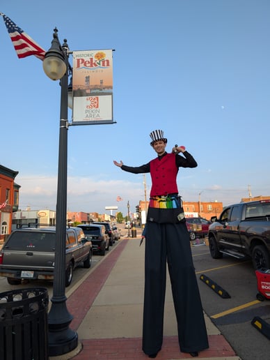 Gallery photo 3 of EM Stilts & Balloons