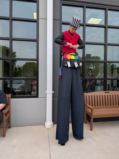 Gallery photo 4 of EM Stilts & Balloons