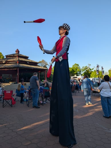 Gallery photo 6 of EM Stilts & Balloons