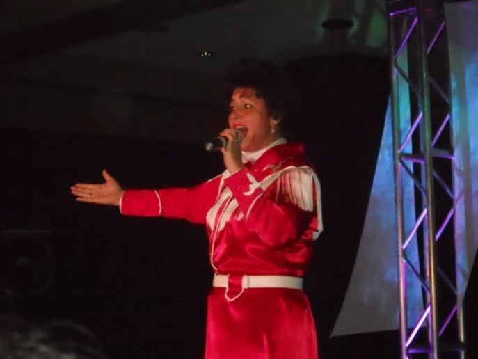 Gallery photo 2 of Emma Lee Entertains