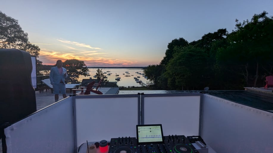 Gallery photo 1 of DJ Emma Allan