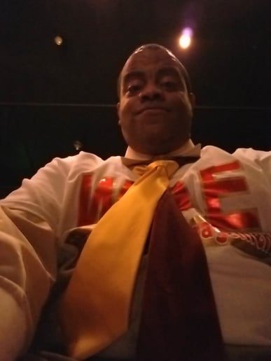 Gallery photo 1 of "enTIEtainer" Derrick Hayes